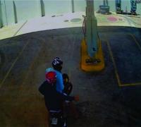 Bandidos usam motocicleta roubada em assalto a posto de combustíveis