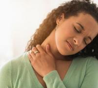 Estalar a coluna sozinho faz mal?