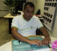 Primeiro aluno com a deficiência visual recebe título de graduação no IF Baiano de Irecê