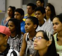 Jovens têm menos chance de contratação e mais de serem demitidos