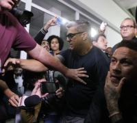 Após depor em delegacia no Rio, Neymar agradece carinho de fãs