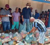 Prefeitura de Gentio do Ouro faz doação de Cestas Básicas em Buriti e Pedra Vermelha