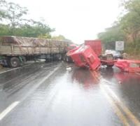 Motorista fica ferido após cabine de caminhão se soltar em BR-242 no Oeste baiano