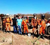 Corpo de Bombeiros combate incêndio na Serra Azul do povoado de Barreiros de Itaguaçu da Bahia