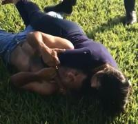 Ladrão é imobilizado e apanha de mulher durante tentativa de assalto