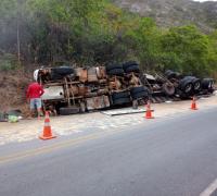Carga de feijão é saqueada após carreta tombar em Jacobina
