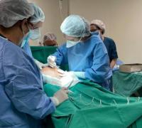 Em parto raro na Bahia, mulher dá luz bebê gerado fora do útero