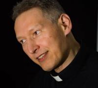 Escritora processa Padre Marcelo Rossi e pede R$ 50 milhões