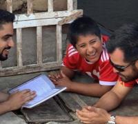 Milionário doa casa a menino que estudava com luz do poste da rua