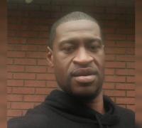 Vídeo mostra policial de joelhos sobre o pescoço de um homem negro até matá-lo