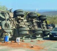 Carreta que transportava cimento tomba no Corte do Andarilho, na BR-330