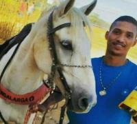 Homem é morto a tiros no meio da rua em Irecê; sua namorada foi baleada na cabeça