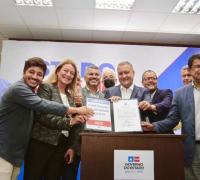 Prefeito assina convênio de R$900 mil para implantação de Areninha na Praça da Juventude