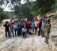 Gentio do Ouro: Cansados de esperar pela Prefeitura, moradores fazem mutirão para recuperação de estrada