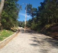 Poste no meio de via coloca motoristas e motociclistas em risco