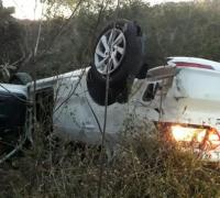 Carro da Prefeitura de Canarana capota após pneu estourar em rodovia e três ficam feridos