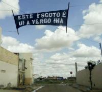 Gestão diz que esgoto deve ser resolvido por Embasa e culpa Rádio por explorar caso