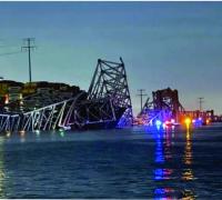 Navio derruba ponte de 2,6km nos EUA e veículos caem na água