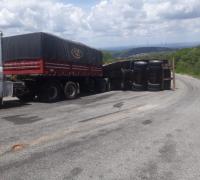 Gentio do Ouro: Carreta tomba na subida do Corte de Andarilho e causa fechamento parcial de pista