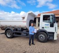 Gentio do Ouro: Prefeito Robério Cunha recebe uma nova caçamba na sede da Codevasf em Guanambi