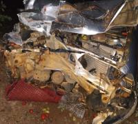 João Dourado: Veículo bate na traseira de reboque e deixa três pessoas feridas 