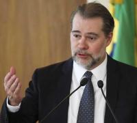 Presidente do STF derruba decisão que poderia soltar Lula