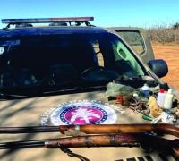 Caçadores Fogem da Polícia Ambiental, abandonando armas e equipamentos em João Dourado