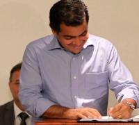 Durante entrevista em que se coloca pré-candidato a prefeito de Irecê, Luizinho é notificado por oficial de justiça