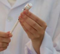 Criança que teve parada cardíaca horas após se vacinar tem doença rara, diz investigação