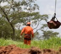 Bombeiros encontram corpo completo em Brumadinho