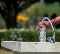 Cinco benefícios de beber água em jejum