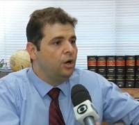 Cobrar a mais de cliente que paga com cartão de crédito é ilegal e abusivo