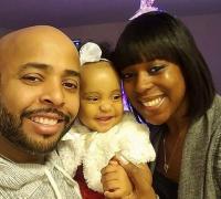 Pai prende filha de 3 anos em cadeirinha e toca fogo no veículo