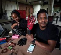 Ele criou luvas que convertem a linguagem de sinais em áudio. Agora todos nós podemos entender