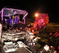 Tragédia mata cinco pessoas e deixa 13 feridos. Veículo levava pacientes para exames médicos