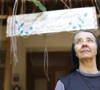 Conheça Irmã Violeta, que há 15 anos abriga pessoas em casa