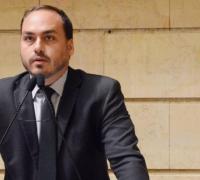 Bolsonaro acerta afastamento do filho Carlos das questões do governo