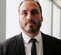 Carlos me pôs na Presidência e deveria ser ministro, diz Bolsonaro sobre filho