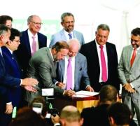 Lula assina MP que prevê redução de 3,5% a 5% na conta de luz