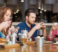 Os celulares estão distanciando as pessoas