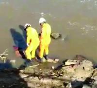 Bombeiros vão resgatar corpo em rio, mas 