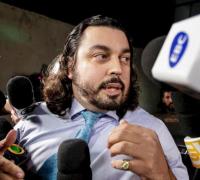 Advogado de Najila deixa o caso após ela o acusar de roubar tablet